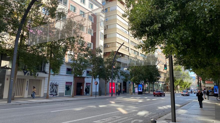 El viento tambalea las luces de Navidad en Murcia.