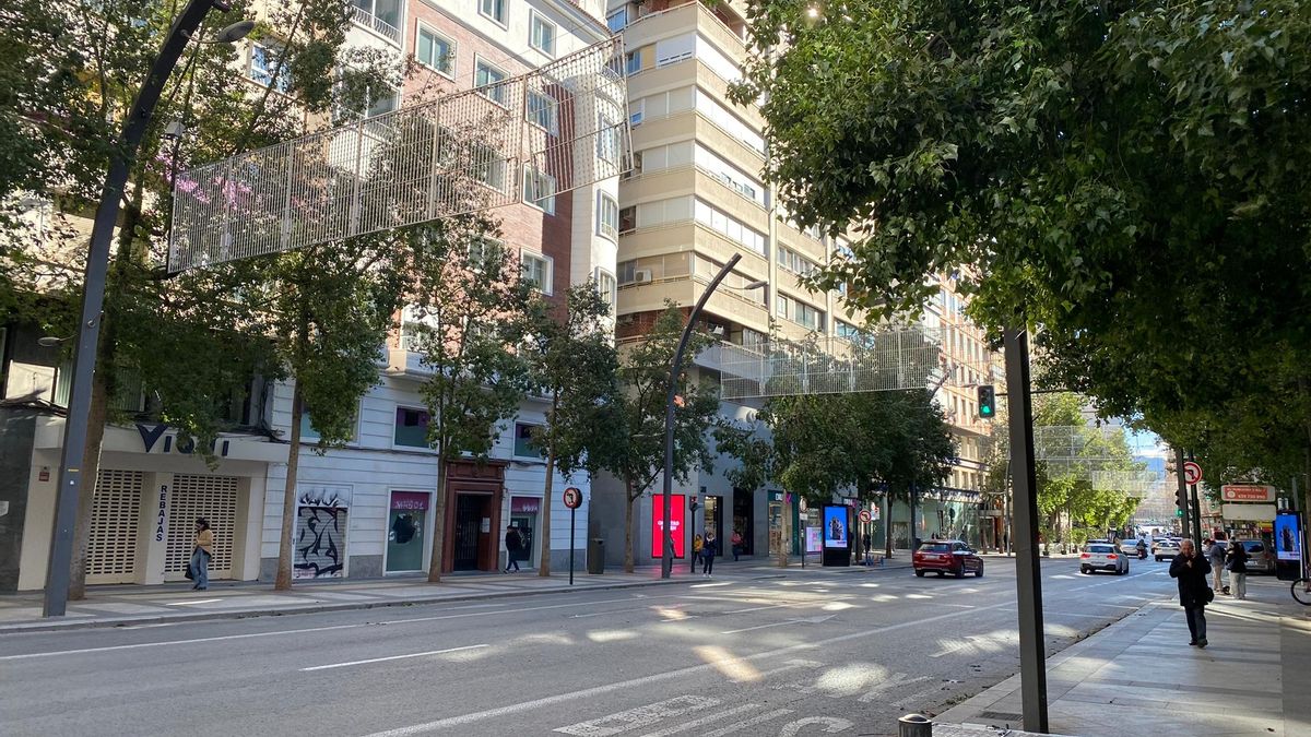 El viento tumba las luces de Murcia.