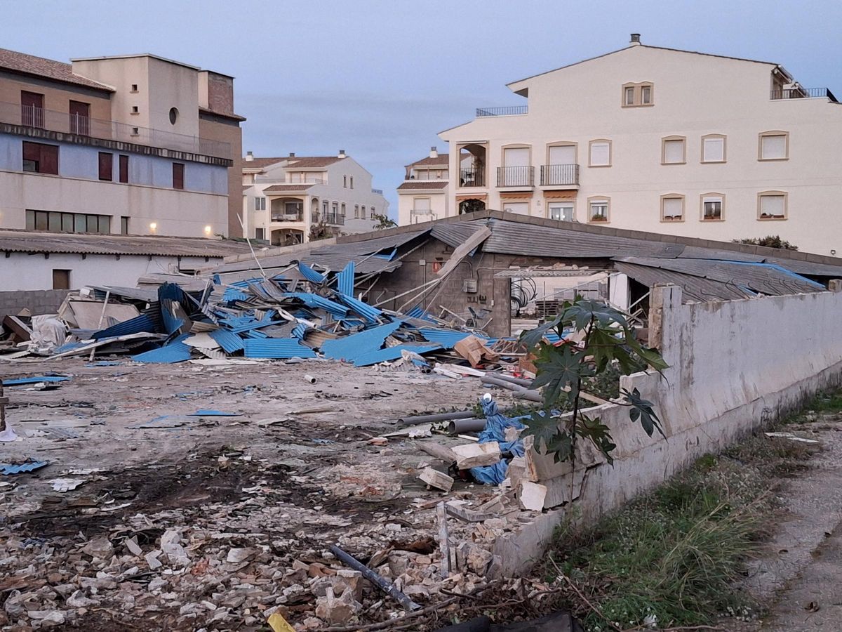 Otra imagen de la nave demolida y que está junto a viviendas