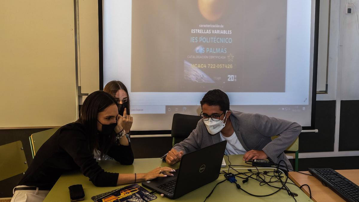 Paula, María y Adolfo durante el reportaje