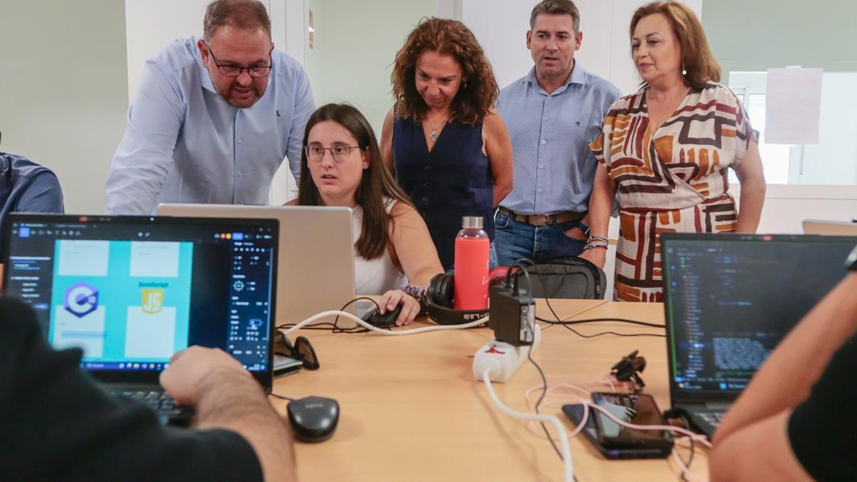 Visita del alcalde, ayer, al nuevo centro social de San Lázaro en Mérida.