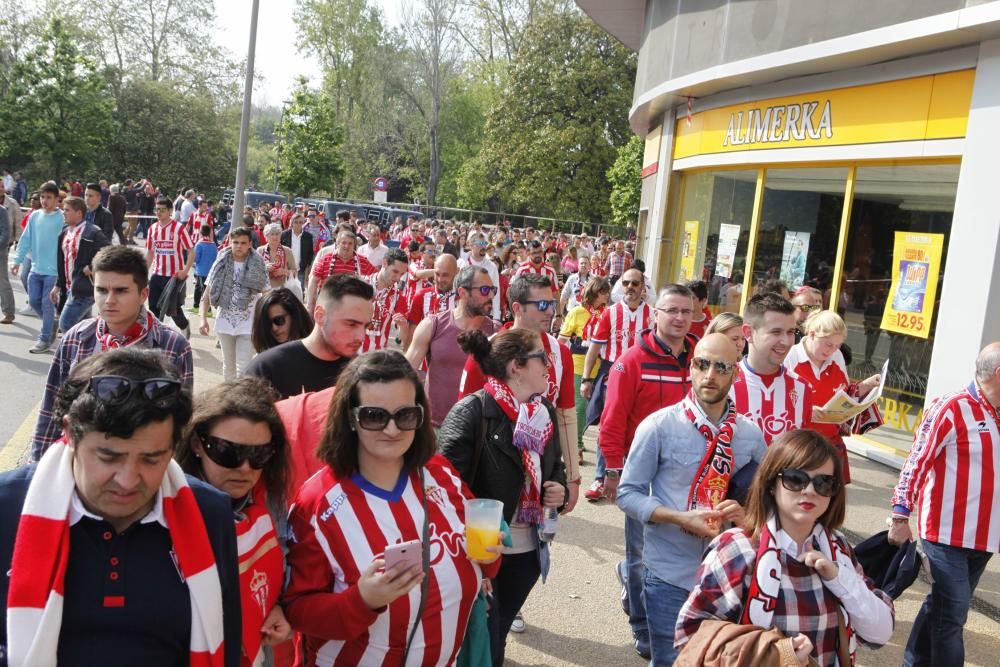 Ambientazo rojiblanco en los aledaños de El Molinón antes del partido