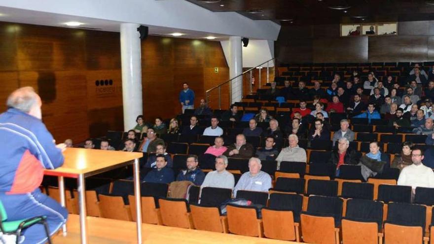 Un momento al inicio de la reunión, con los bateeiros aún llegando al Centro Social do Mar. // Gonzalo Núñez