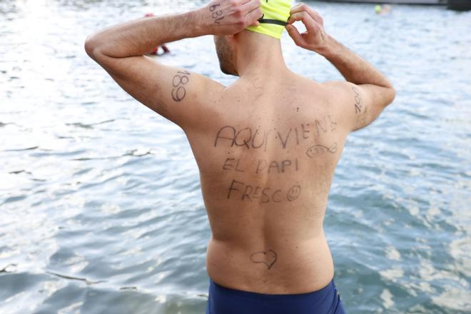 La travesía a nado de Navidad en Gijón congrega un año más a decenas de participantes (en imágenes)