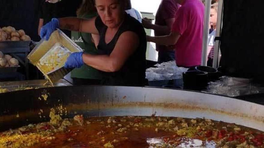 Una de las cocineras prepara la paella de Santolaya.