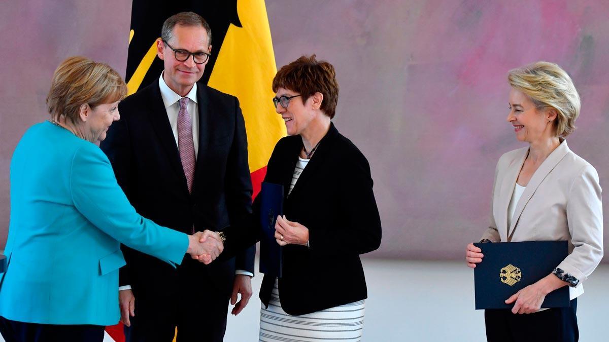 Annegret Kramp-Karrenbauer, nombrada nueva ministra alemana de Defensa