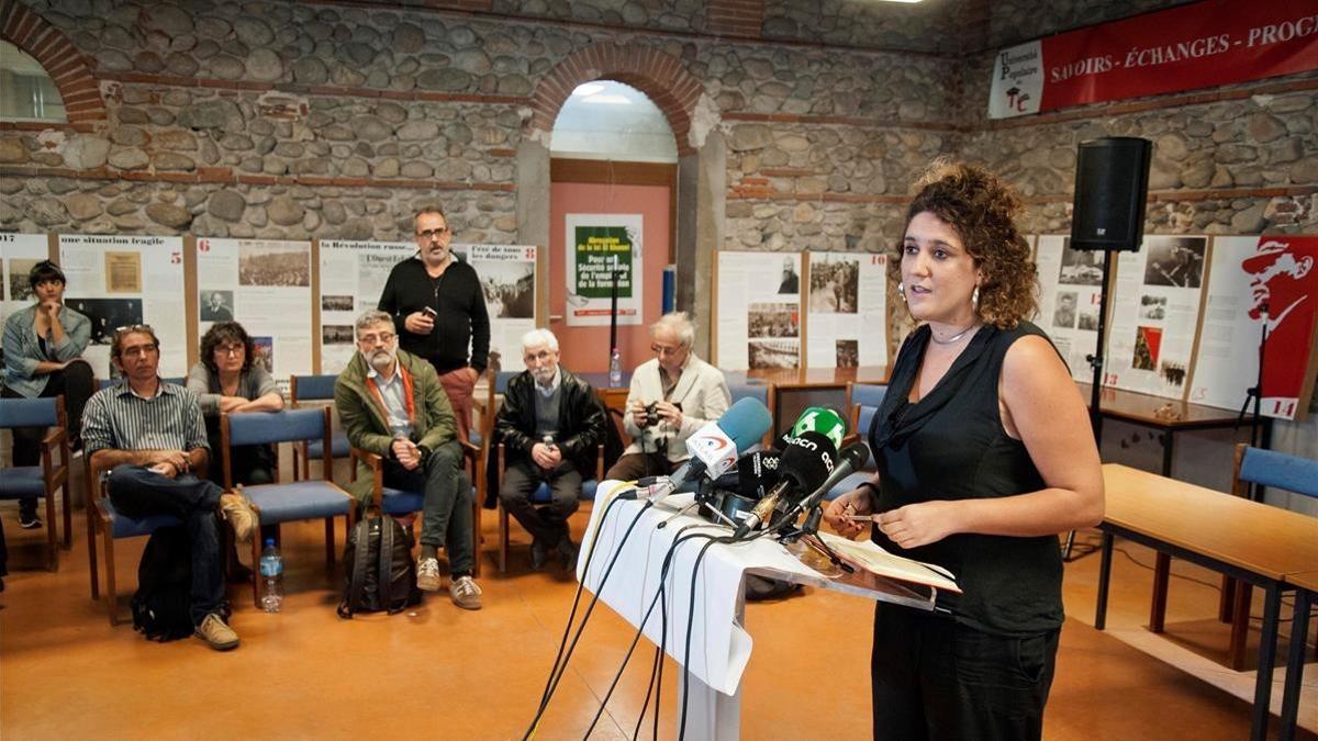 La portavoz de la CUP  Nuria Gibert  durante la rueda de prensa que ha ofrecido tras la runion del Consejo Politico en Perpignan