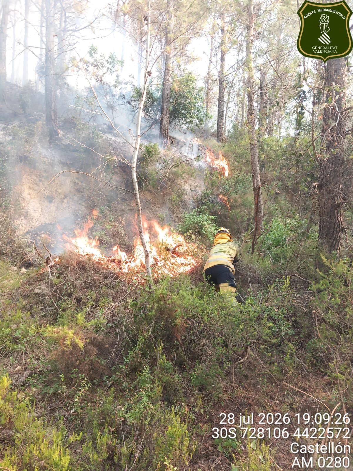 Un agente medioambiental trabajando manualmente en la contención del incendio para que no avance hacia Benitandús.