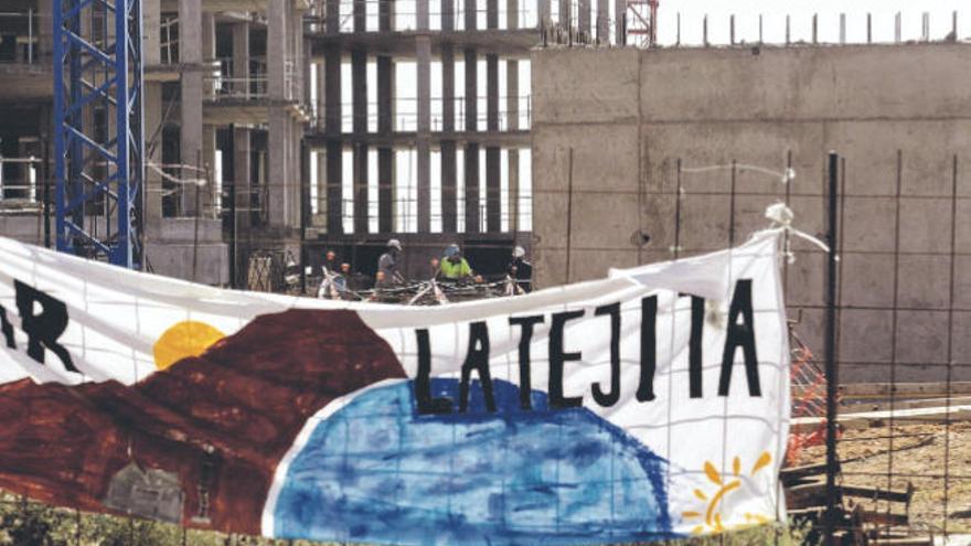 Pancartas del movimiento &#039;Salvar La Tejita&#039; junto a la obra del hotel de cinco estrellas que promueve el Grupo Viqueira.