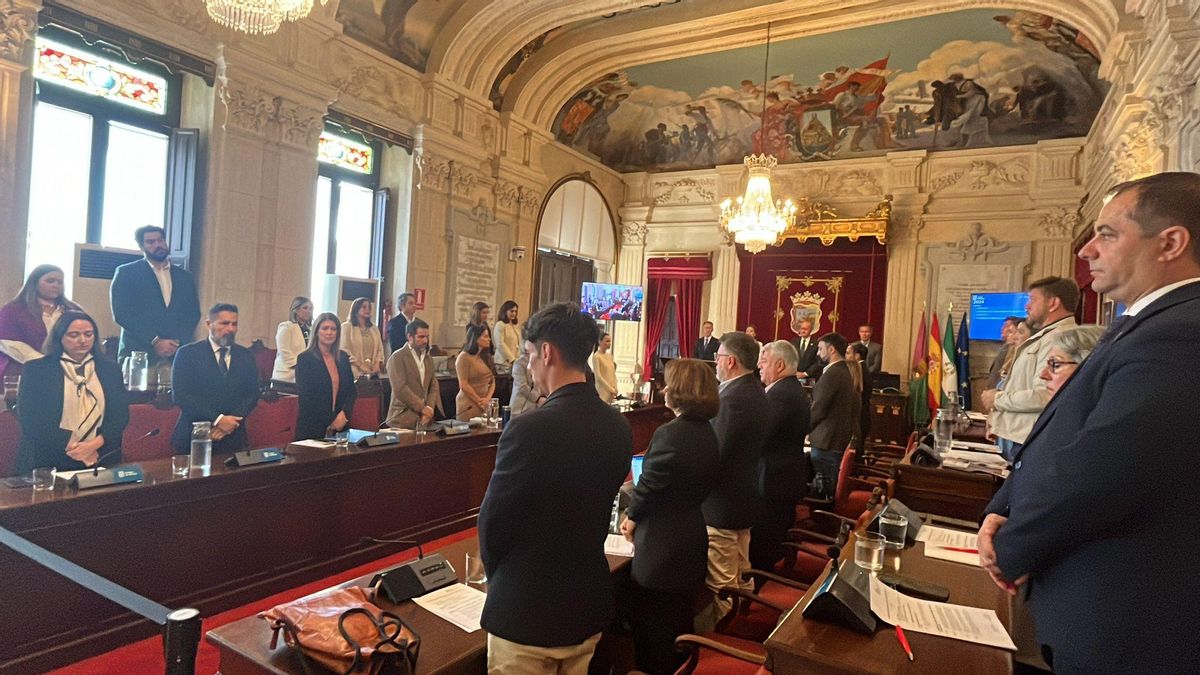 Minuto de silencio en el pleno del Ayuntamiento de Málaga por las víctimas de la DANA.