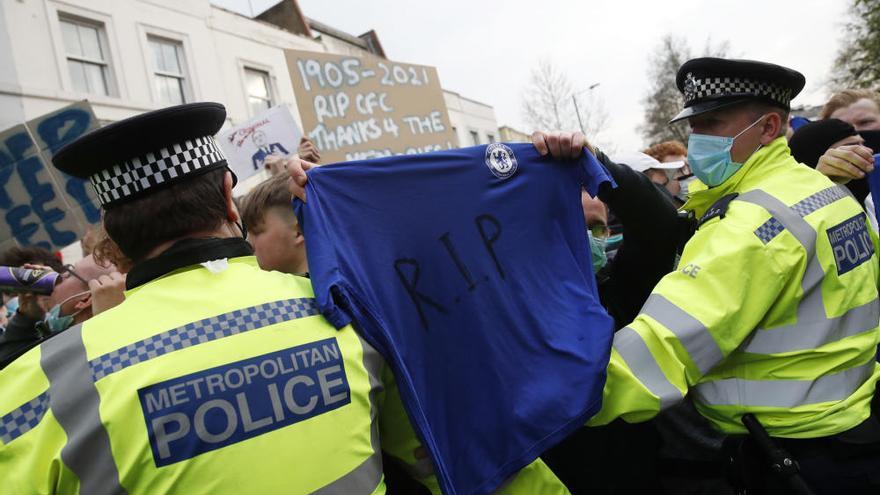 Manifestaciones en Stamford Bridge de los aficionados del Chelsea contra la Superliga