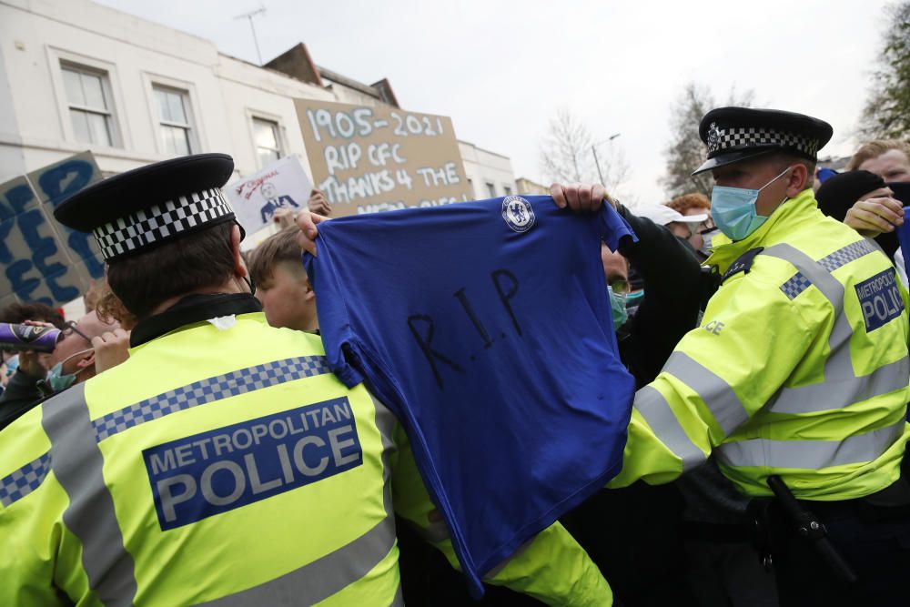 Manifestaciones en Stamford Bridge de los aficionados del Chelsea contra la Superliga