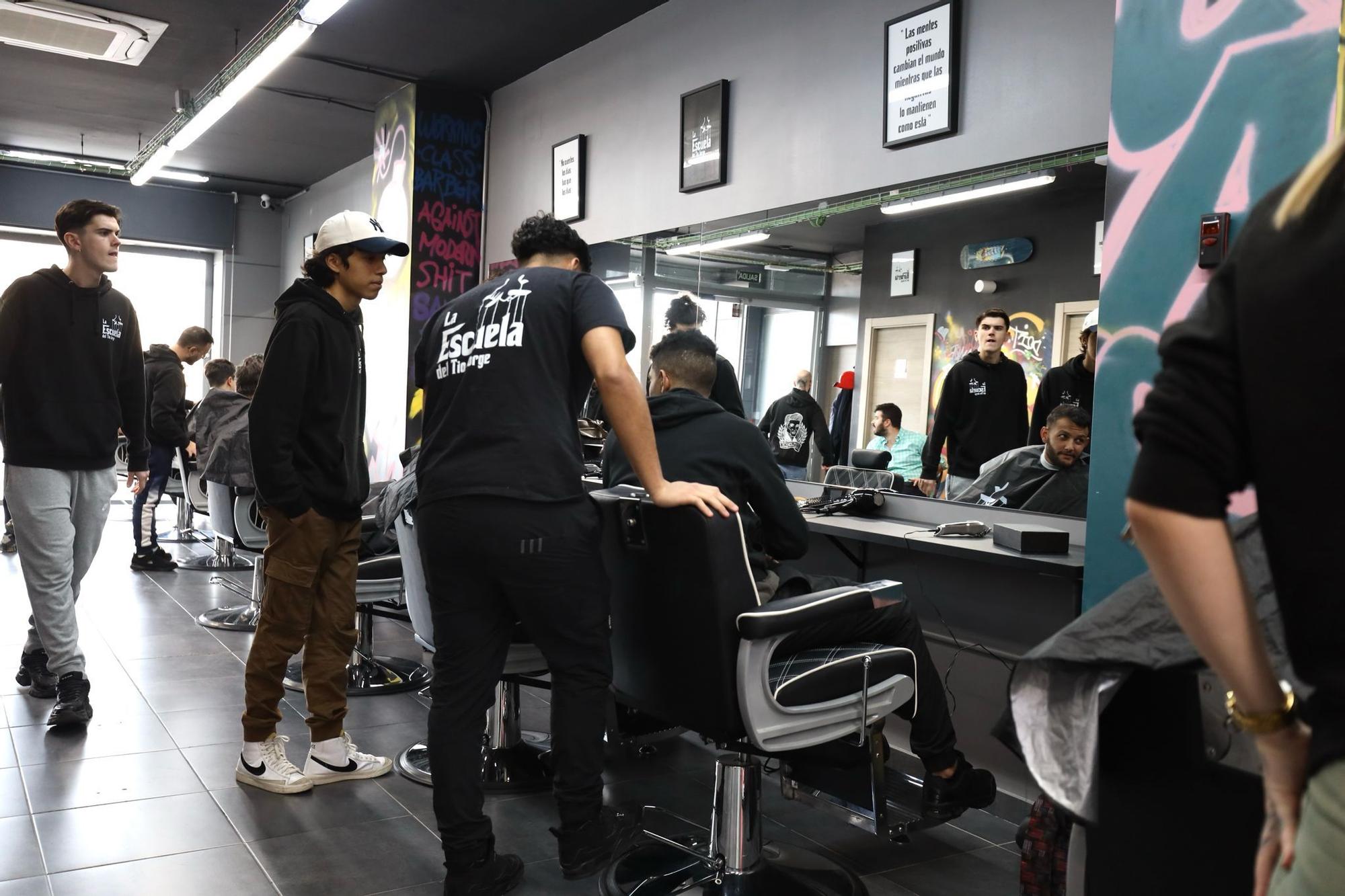 En imágenes | Personas sin hogar se cortan el pelo en la Academia Barbería Tío Jorge