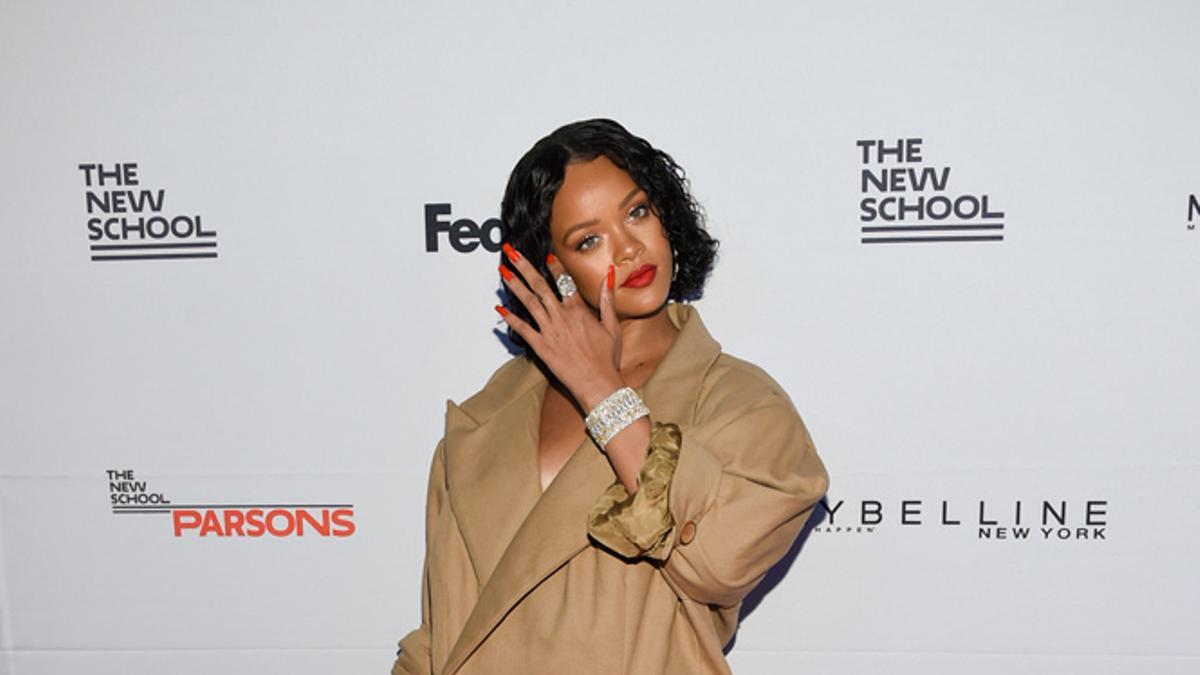 Rihanna con pelo corto y traje de chaqueta