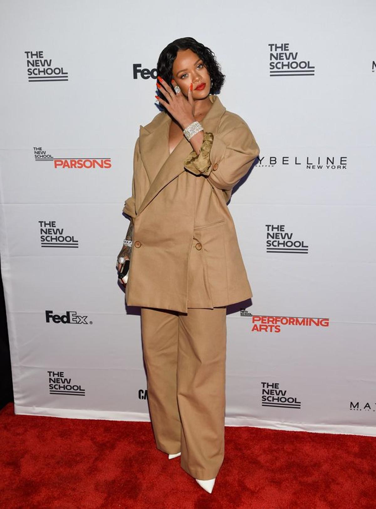 El look de Rihanna con traje de chaqueta 'oversize'  y pelo corto