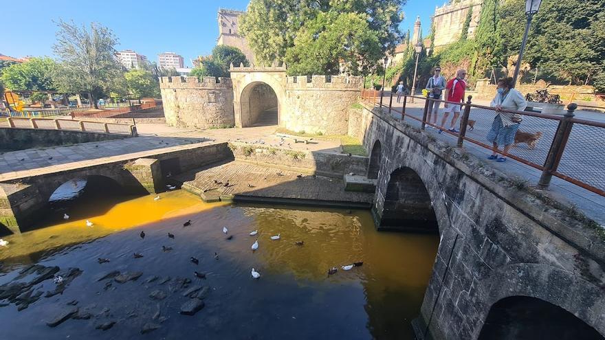 Uno de los vertidos en el río de Vilagarcía, antes de desembocar en la ría.