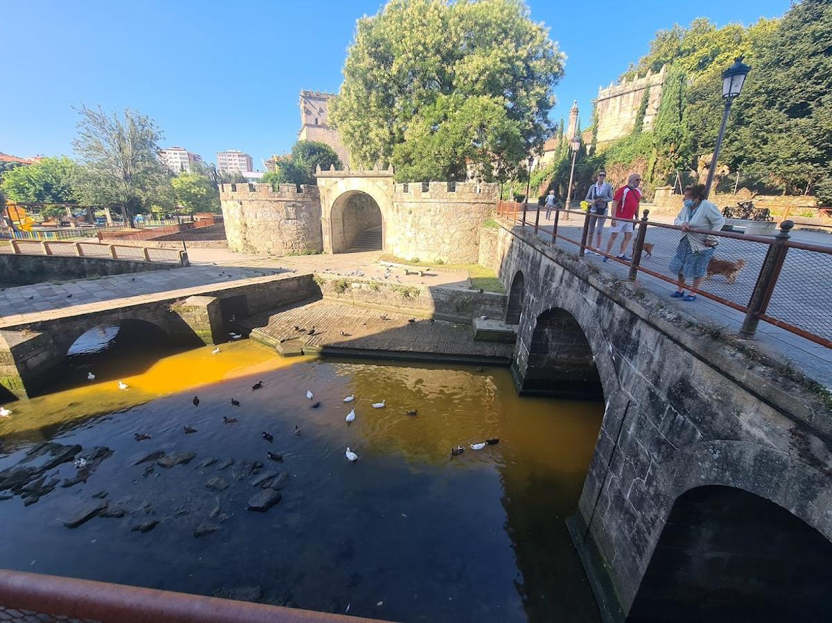 Uno de los vertidos en el río de Vilagarcía.