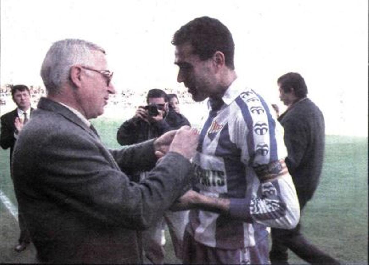 Duran rep un reconeixement de l'històric president del Figueres, Emili Bach