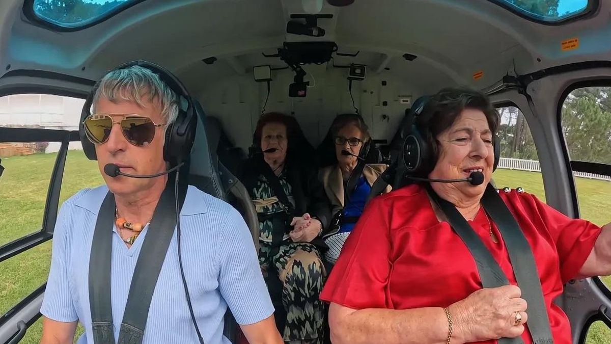 Jesús Calleja levantando el vuelo desde los campos de tiro de A Toxa junto a tres de las vecinas protagonistas..