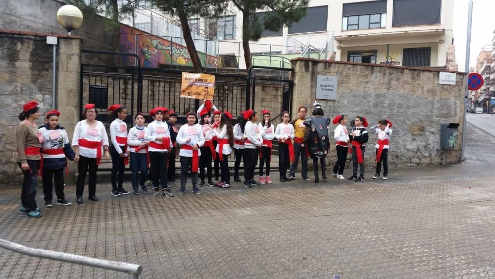 L'Escola Renaixença omple el Passeig de color