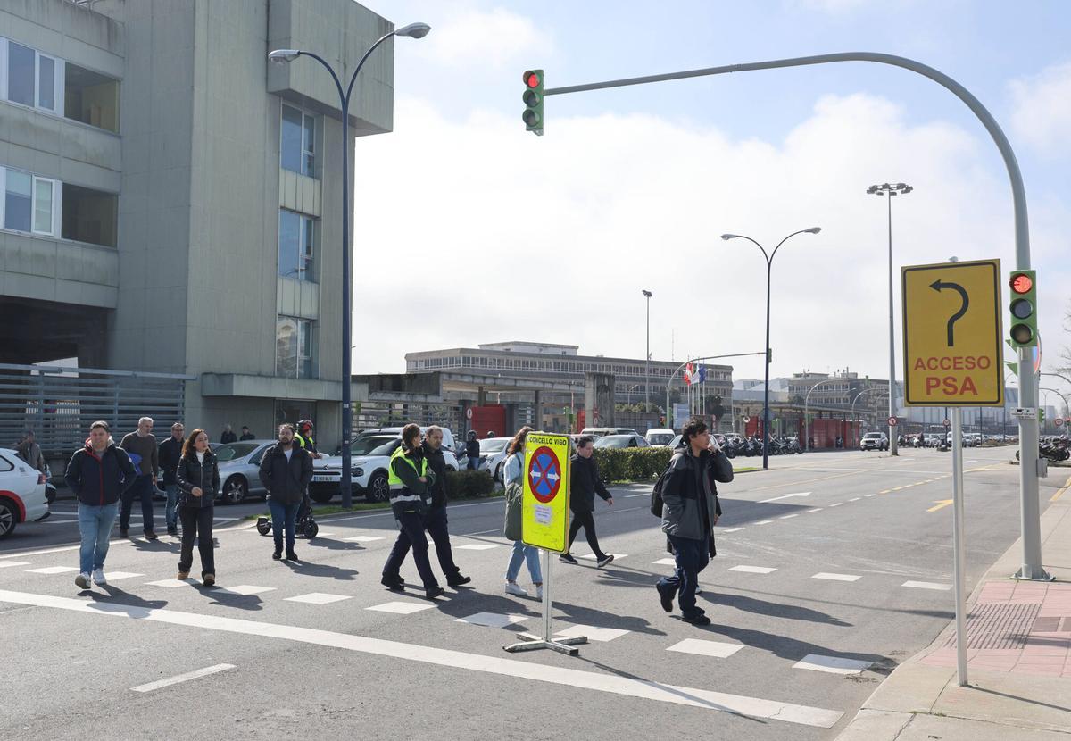 Cambio de turno de los trabajadores de Stellantis Vigo.