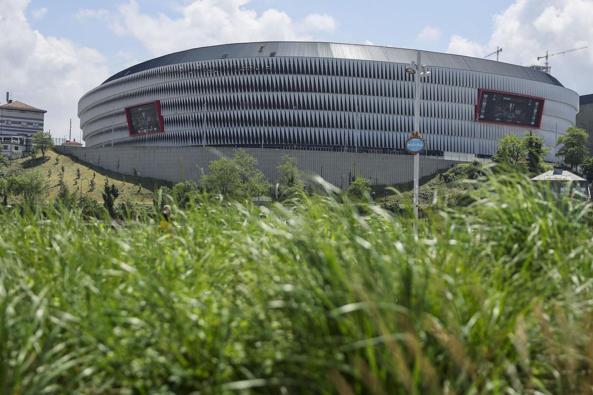 BILBAO, 17/05/2025.- Campo de San Mamés, con un nuevo perímetro de seguridad expreso para la final, para acoger a los aficionados del Tottenham Hotspur de Londres y el Manchester United, que disputarán el próximo miércoles la final de la Liga Europa en San Mamés. EFE/Luis Tejido