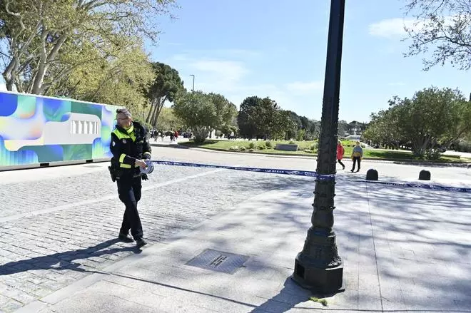 En imágenes I Parques cerrados en Zaragoza por el fuerte viento