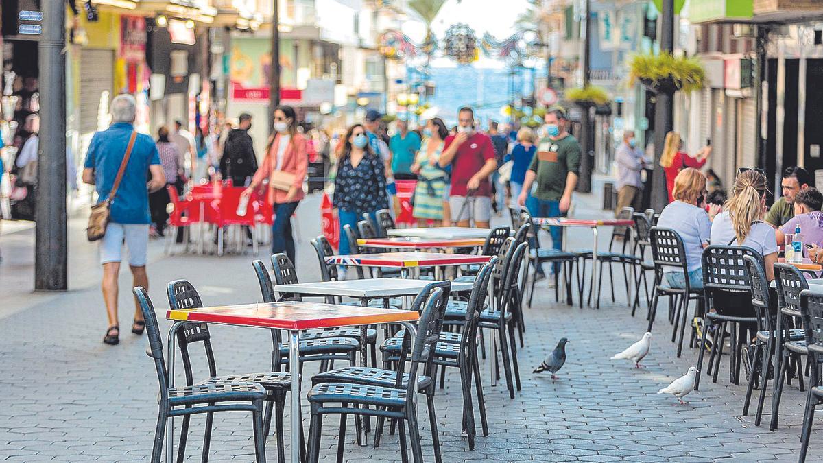 Aparente normalidad en las calles de Benidorm, aunque la hostelería continúa sufriendo la pandemia.