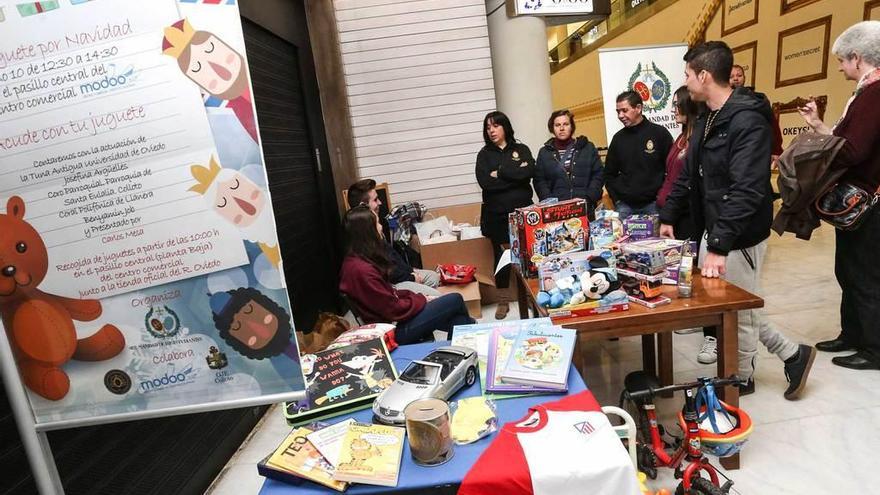 Los Estudiantes ayudan a los Reyes Magos