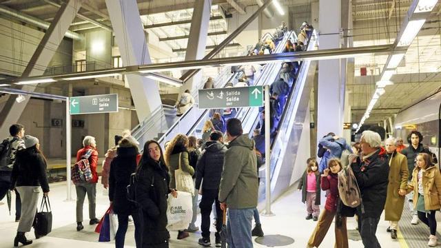 Viajeros a la salida de un tren de Media Distanciadel Eje Atlántico en la estación de Urzáiz elpasado año.