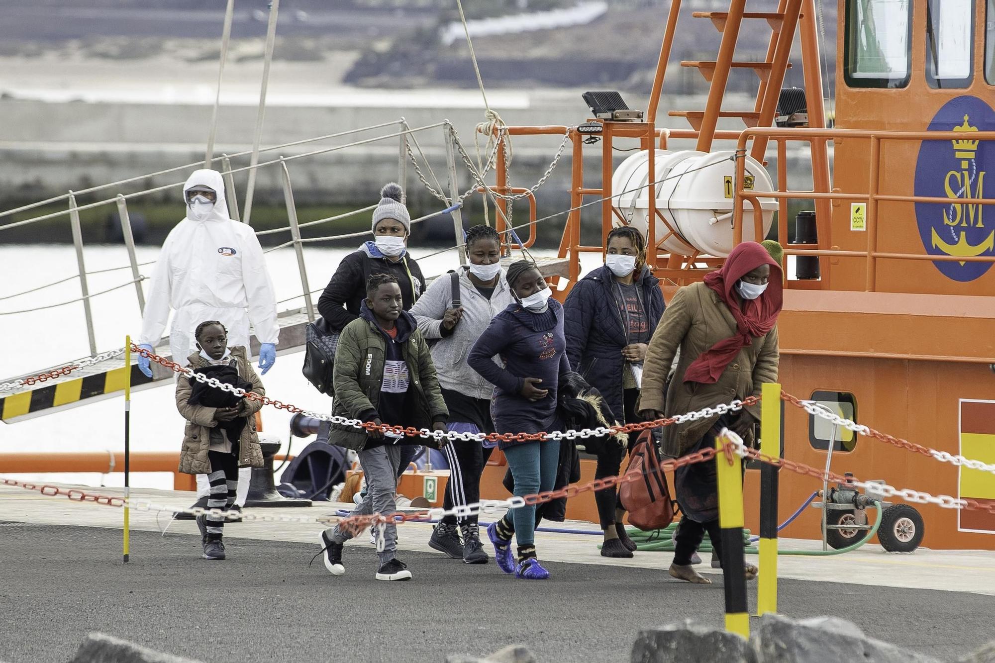 Rescatados 34 migrantes en una lancha neumática cerca de Fuerteventura