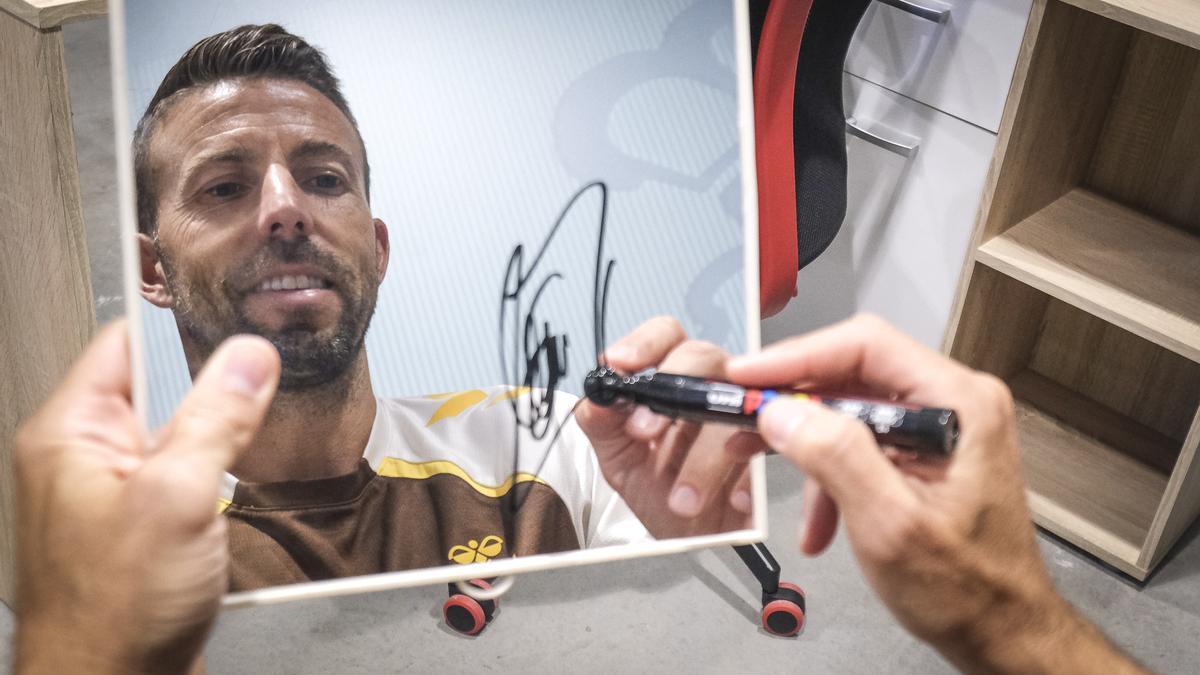Luis García deja su autógrafo en un espejo, en imagen de archivo del pasado julio.