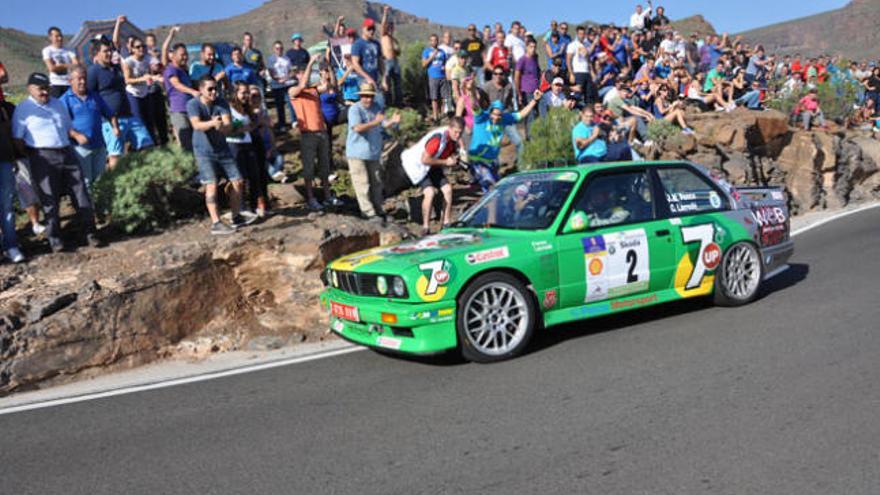 José Mª Ponce, con BMW M-3, apoyado por los aficionados. | j.g.a.