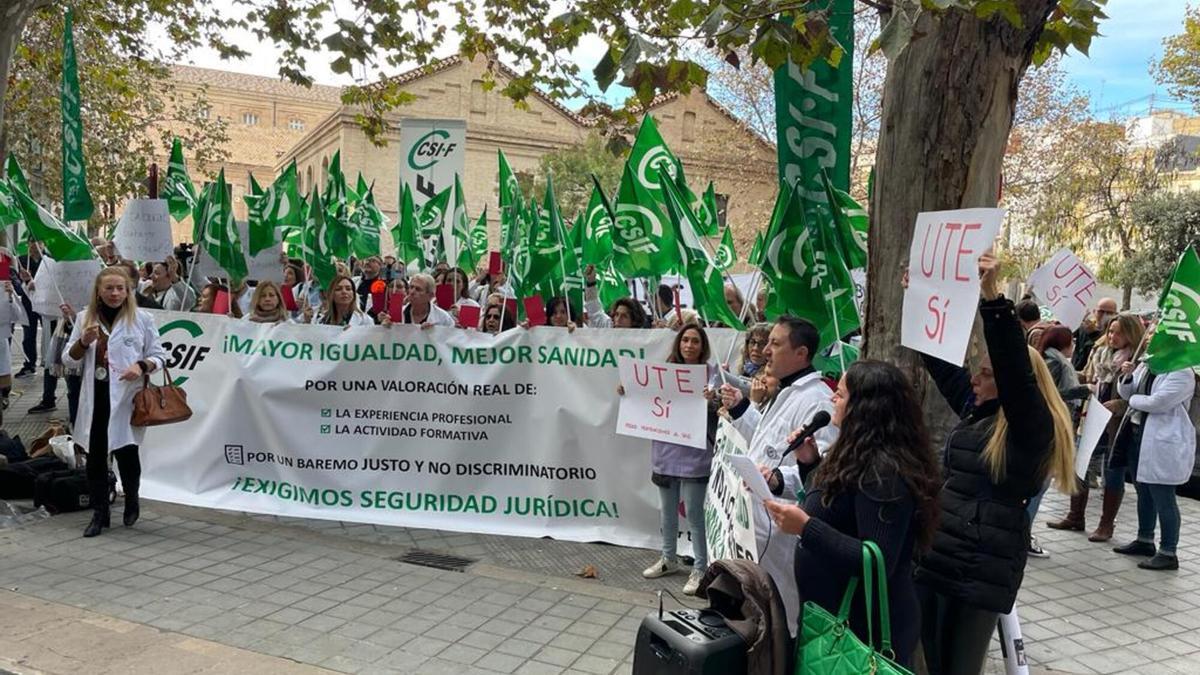 Protesta auspiciada por el sindicato CSIF ante la Conselleria de Sanidad por dejar fuera a las concesiones en el baremo de méritos.