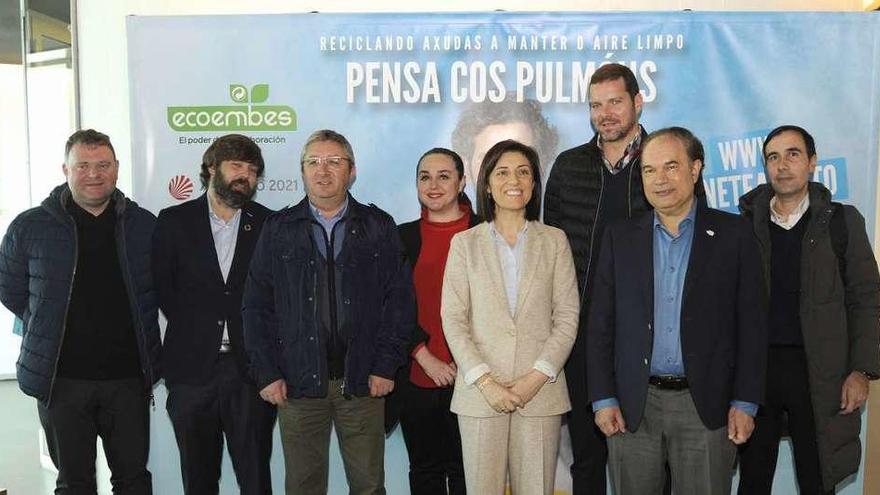 Crespo y López posan con Vázquez y con representantes de otros concellos, en la presentación de la campaña. // Bernabé/Javier Lalín