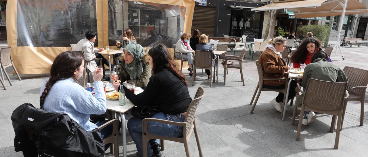 Una terraza en la Plaza de las Flores de Elche