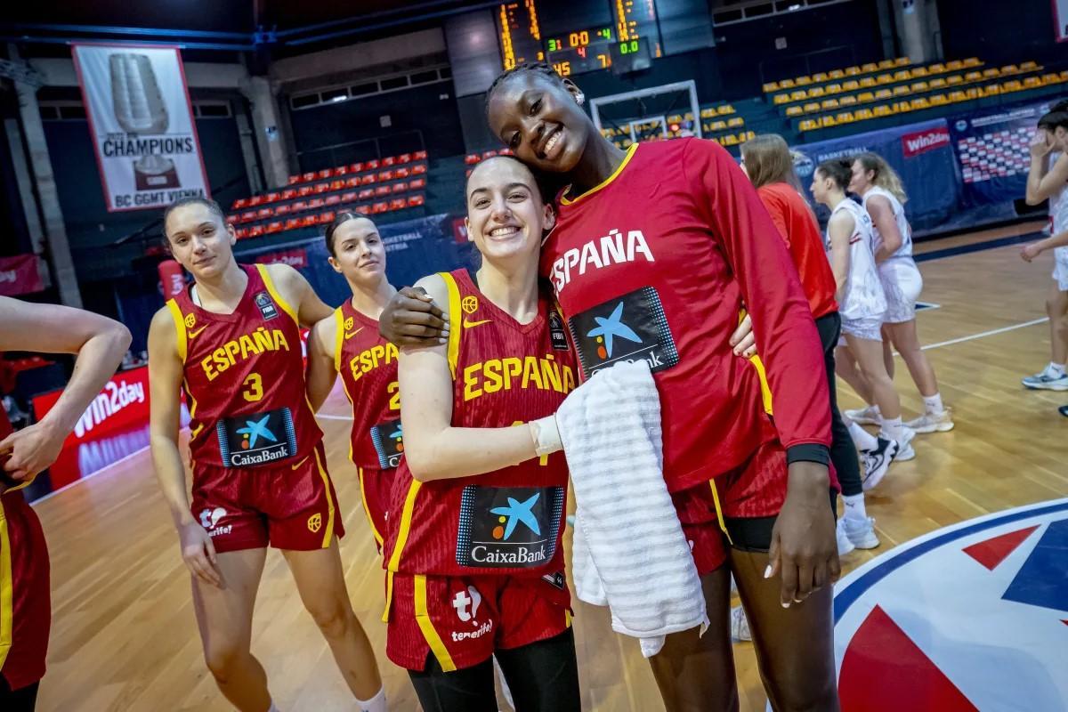 Iyana Martín y Awa Fam celebran la clasificación de la selección española para el último Eurobasket.