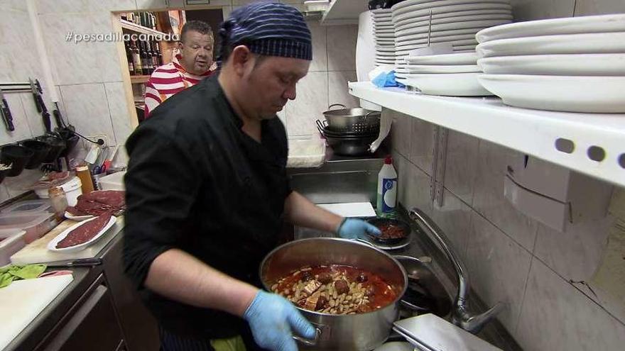 Chicote, espeluznado y estupefacto en la cocina y en el comedor.