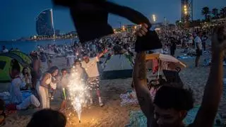 Miles de personas abarrotan las playas de Barcelona en Sant Joan: “Venimos a ver amanecer”