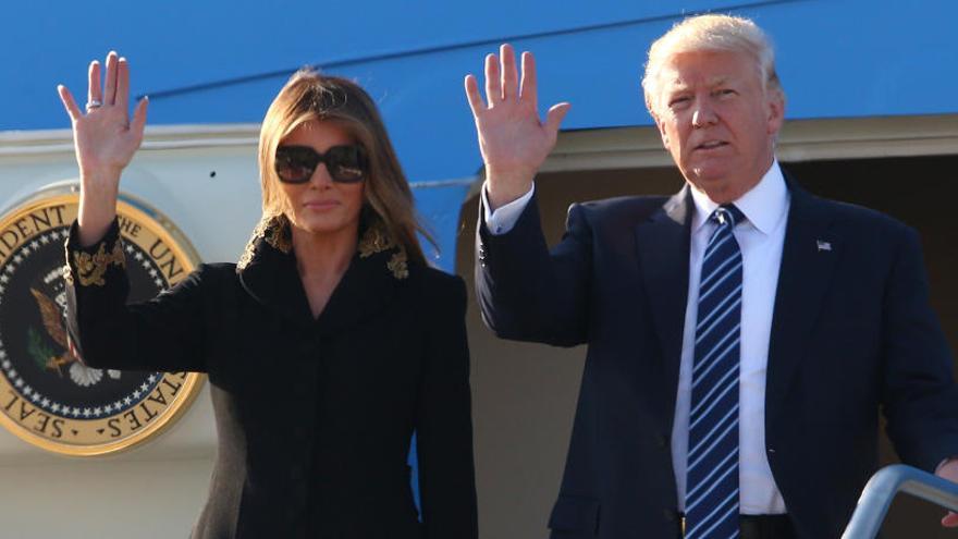 Donald y Melania Trump llegan al aeropuerto de Roma.