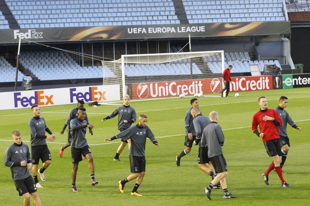 El Ajax pisa el verde de Balaídos trece años después // J.Lores