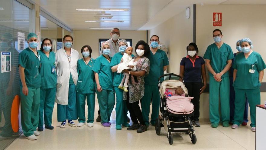 Equipo de la Arrixaca junto a dos de los niños operados y sus madres