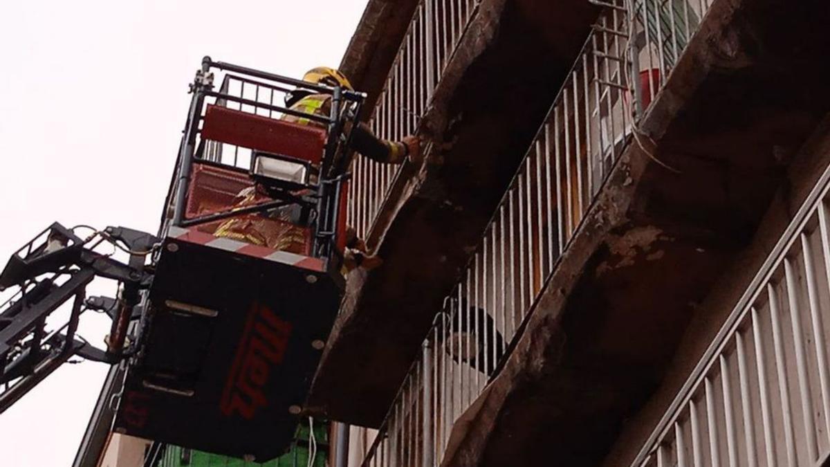 Sanegen un balcó a la Ronda Moreta de Berga | BOMBERS