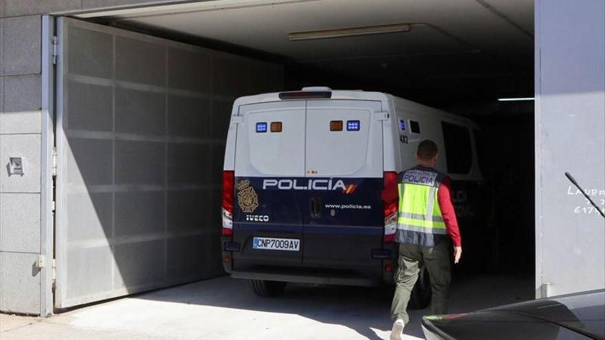 Un furgón policial traslada a varios de los detenidos en 2017.