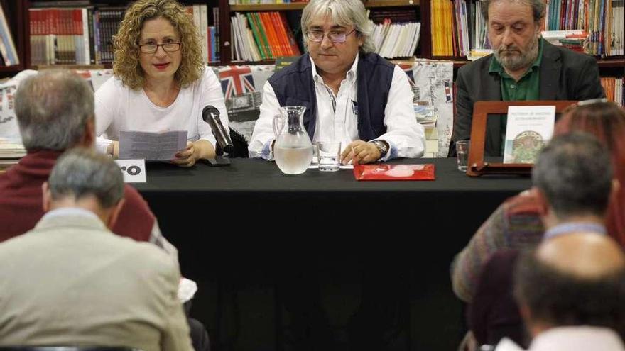 Edurne Baines, Salvador Rodríguez (centro) y Ánxel Vence, ayer en Librouro. // José Lores