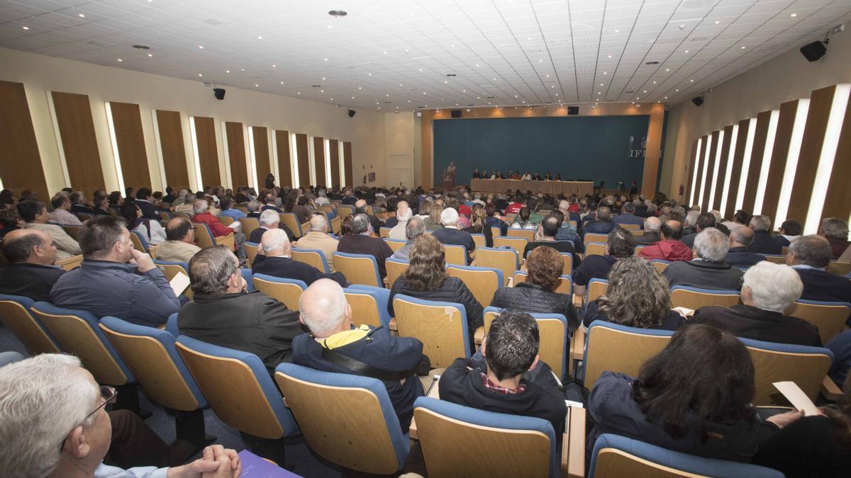 Una asamblea de la Comunidad de Montes de Cabral. // Cristina G.