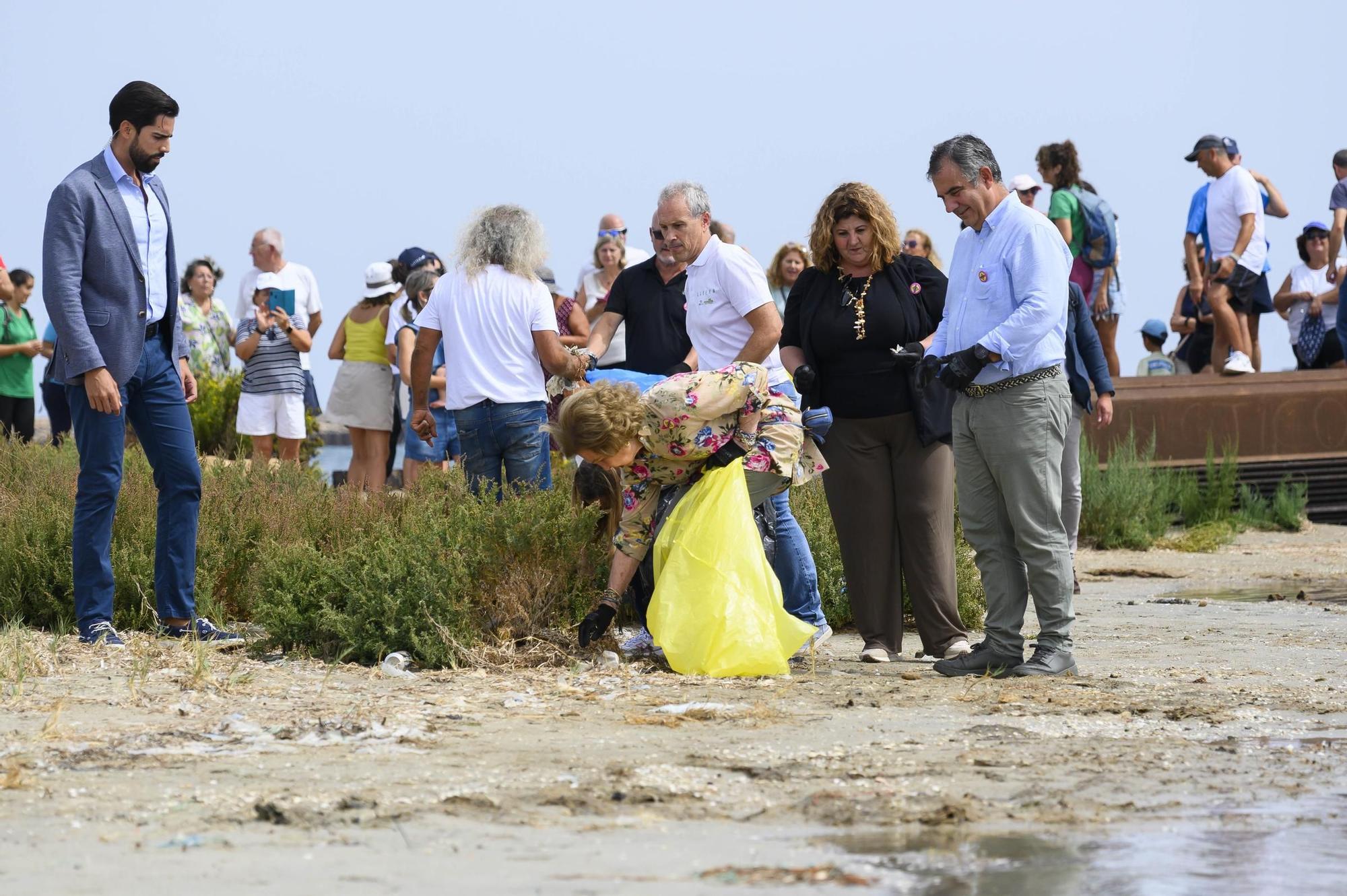 16092023-REINA SOFIA PARTICIPA EN RECOGIDA DE BASURAS EN LA MANGA CALA DEL ESTACIO SAN JAVIER -24.JPG