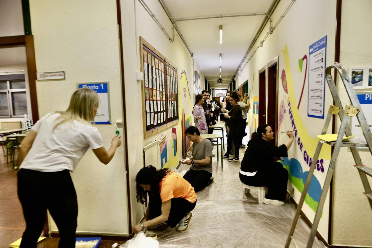 Las familias, pintando el mural.