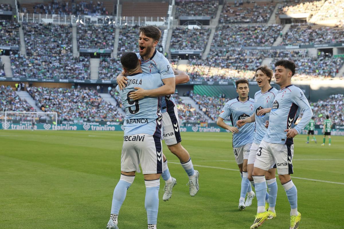El delantero del Celta Ferran Jutglà (i) celebra tras anotar el primer gol del equipo durante el partido de la jornada 28 de LaLiga EA Sports que Real Betis y Celta de Vigo disputaron en el Estadio La Cartuja de Sevilla. EFE/ José Manuel Vidal. (Betis) (Celta)
