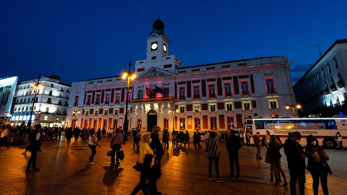 Imagen de archivo de la Real Casa de Correos de Madrid iluminada con los colores de la bandera de España.